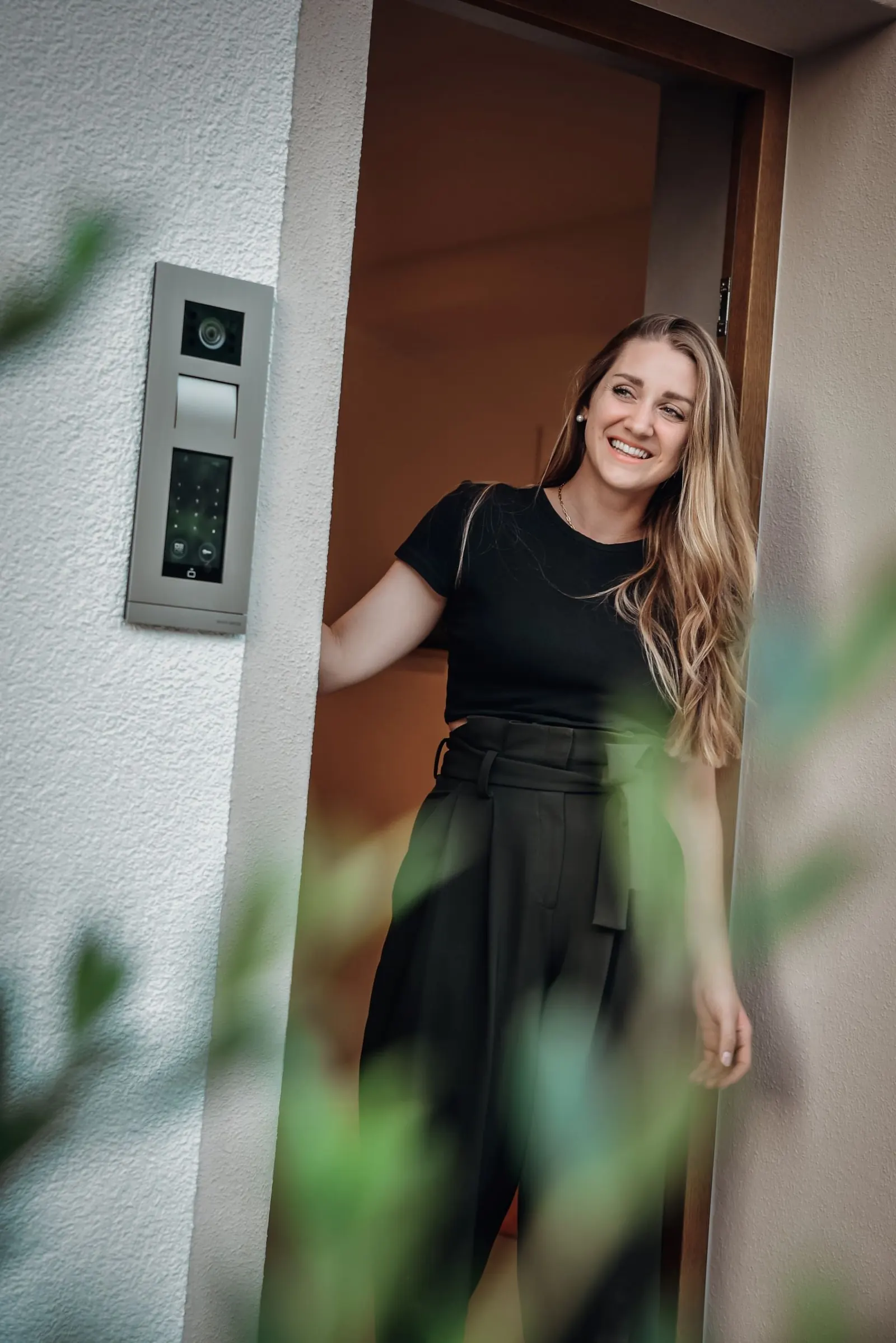 Sabrina in der geöffneten Haustür des hof 47.