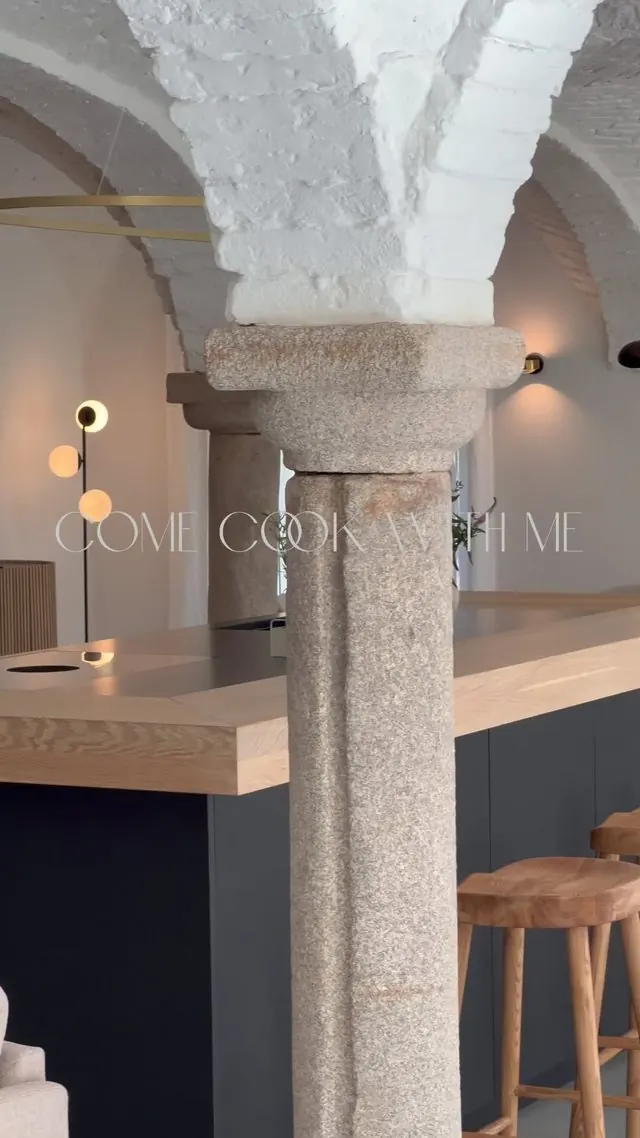 Das BORA-Reel „Come cook with me“ zeigt die Küche mit einer Granitsäule unter dem Kreuzgewölbe.