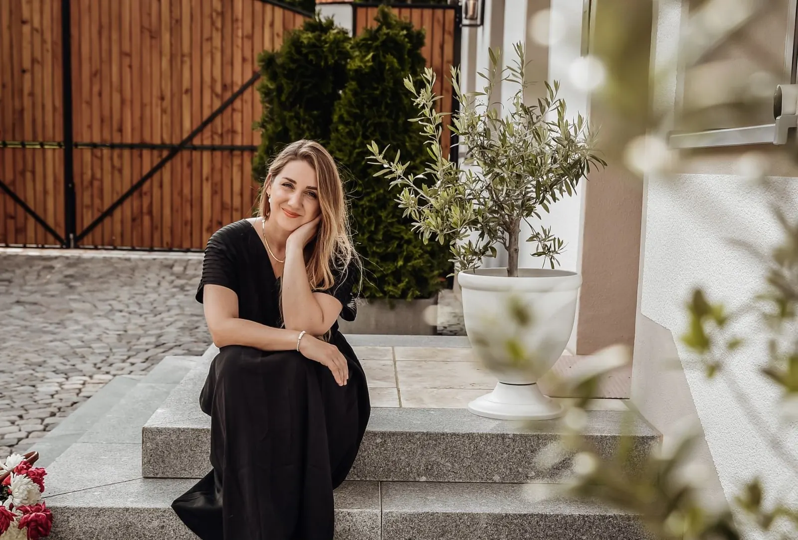 Sabrina Schmidpeter auf den Granitstufen im Innenhof des hof 47.