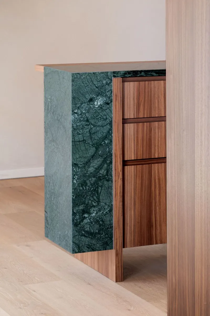 Die Bar im Wohnzimmer-Loft: grüner Marmor und Nussbaum.