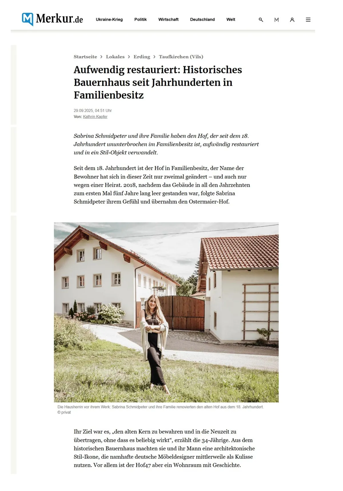 Originalausschnitt des Merkur-Artikels über das restaurierte Bauernhaus, mit historischen und heutigen Fotos.