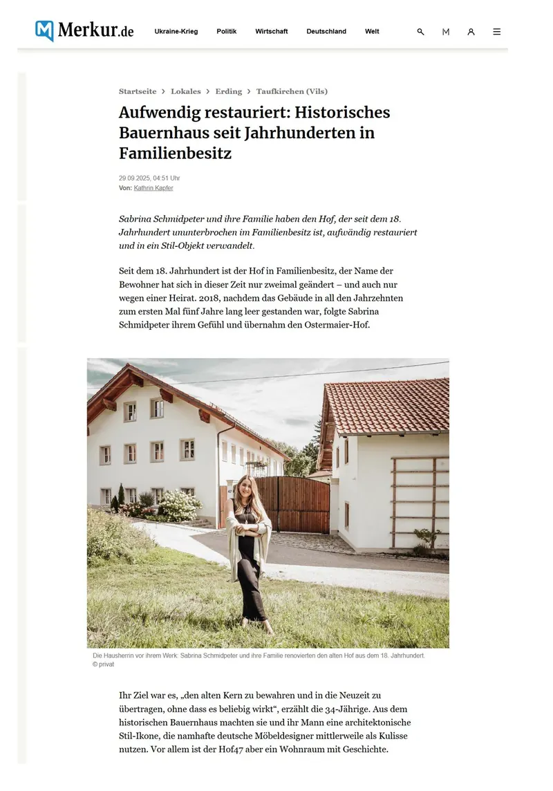 Ausschnitt des Merkur-Artikels über den restaurierten Bauernhof mit der Überschrift und historischen und heutigen Fotos.